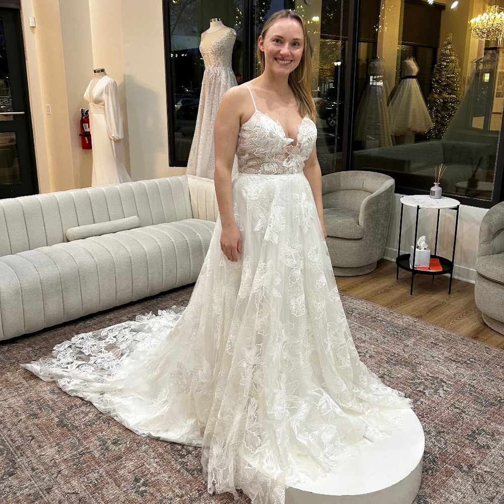 Wedding dress - Picture 2 of 6